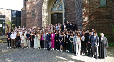 Zeugnisvergabe des Evangelischen Gymnasiums: 85 Schülerinnen und Schüler freuen sich über ihr Abitur
