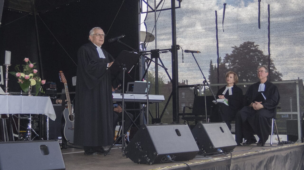 Pfarrerin Dr. Sandra Gintere und Pfarrer Uwe Steinmann (rechts auf der Bühne) sind nun gemeinsam zuständig für die vereinigte Kirchengemeinde.
