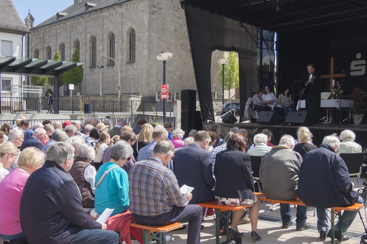 Unter freiem Himmel feierte die neue Evangelische Friedenskirchengemeinde Hochsauerland einen Festgottesdienst