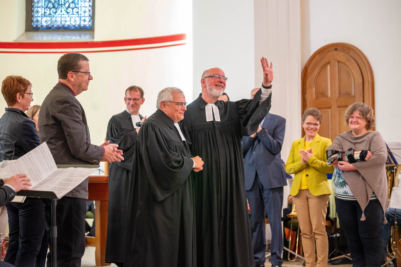Beifall für Pfarrer Herbert Scheckel vom Presbyterium - und von den Gemeindemitgliedern. Sie brachten ihre Dankbarkeit zum Ausdruck.