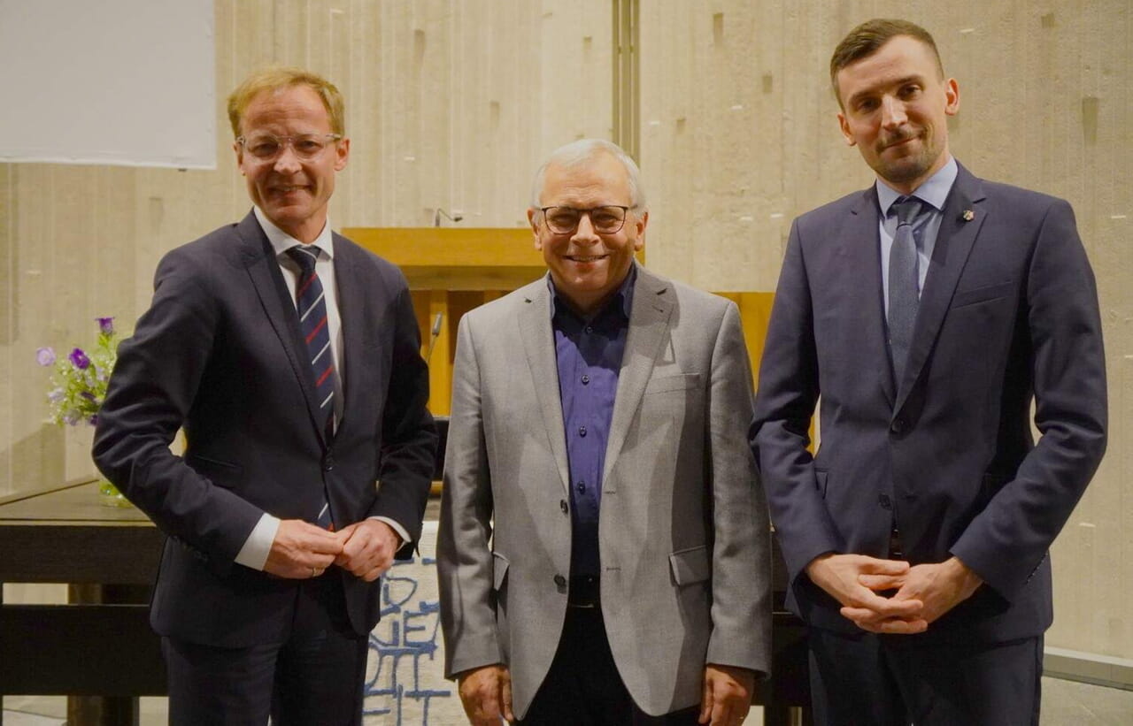 Staatsekretär Daniel Sieveke, Superintendent Peter-Thomas Stuberg und Regierungsrat Igor Schindler