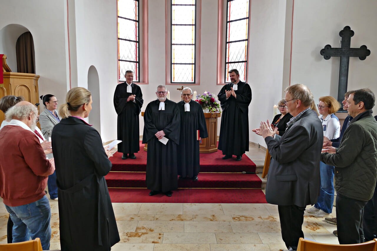 Mit einem lauten Applaus wurde Pfarrer Andreas Chaikowski (Mitte, l.) willkommen geheißen.