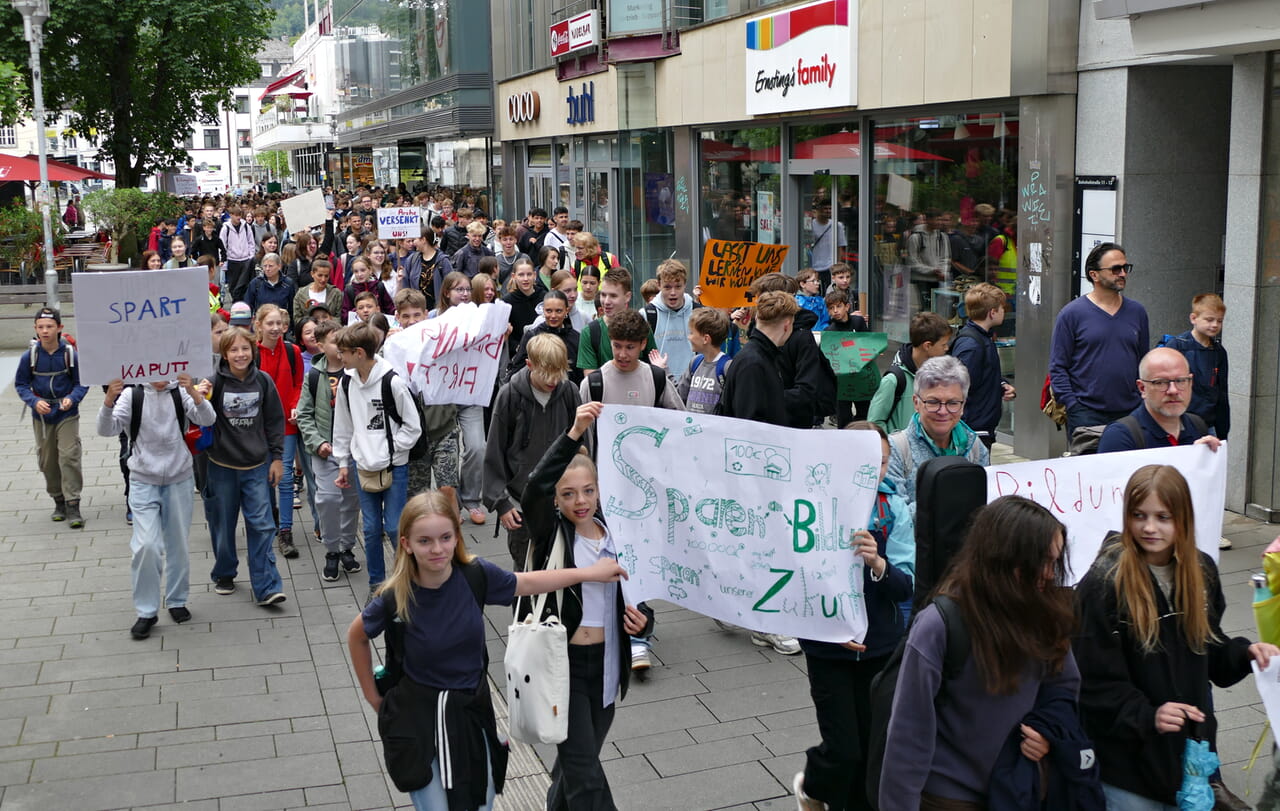 Hunderte Schülerinnen und Schüler des Evau zogen durch die Siegener Innenstadt.