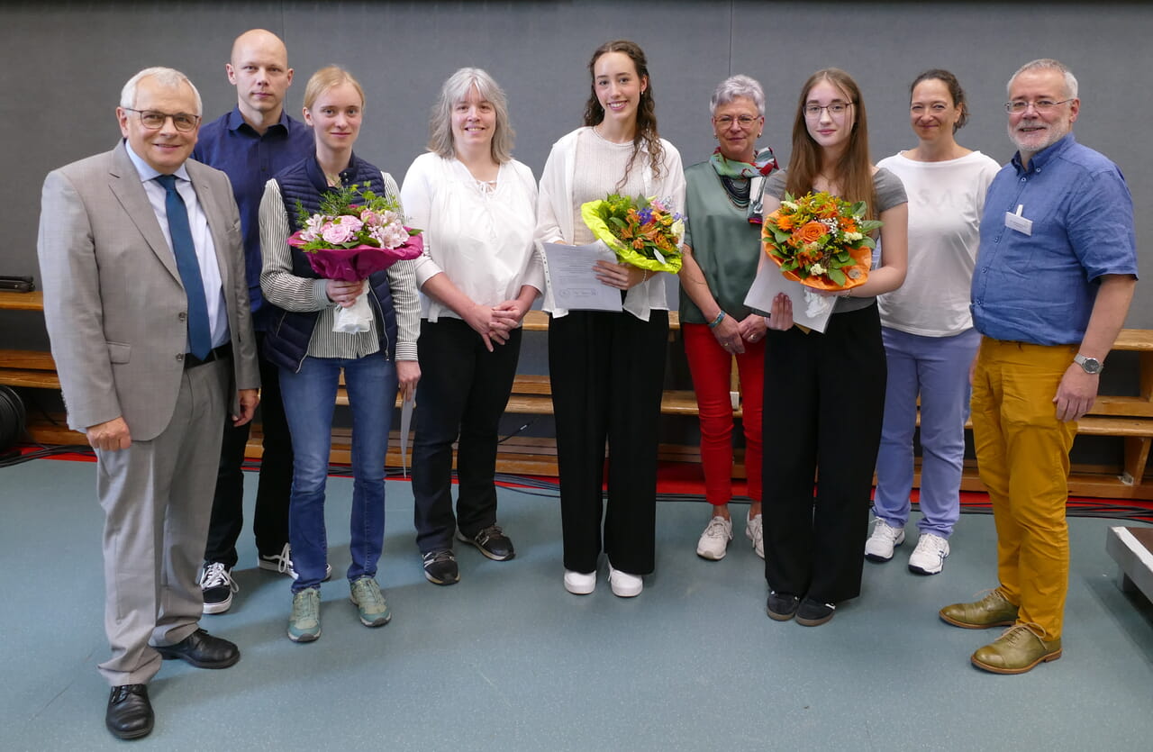 Superintendent Peter-Thomas Stuberg (l.) und Schulreferent Matthias Elsermann (r.) überreichten die Urkunden an die Schülerinnen, die mit ihren Facharbeiten eine besondere Leistung erbracht hatten. Die Gewinnerinnen mit ihren begleitenden Lehrkräften (v.l.): Daniel Stodian und Johanna Hennig (Gymnasium Wilnsdorf), Tanja Brücher und Letizia Elata Mosch (Städt. Gymnasium Kreuztal), Heidrun Wolf-Linde, Louisa Schmidt und Pia Peters (Evangelisches Gymnasium Siegen-Weidenau).