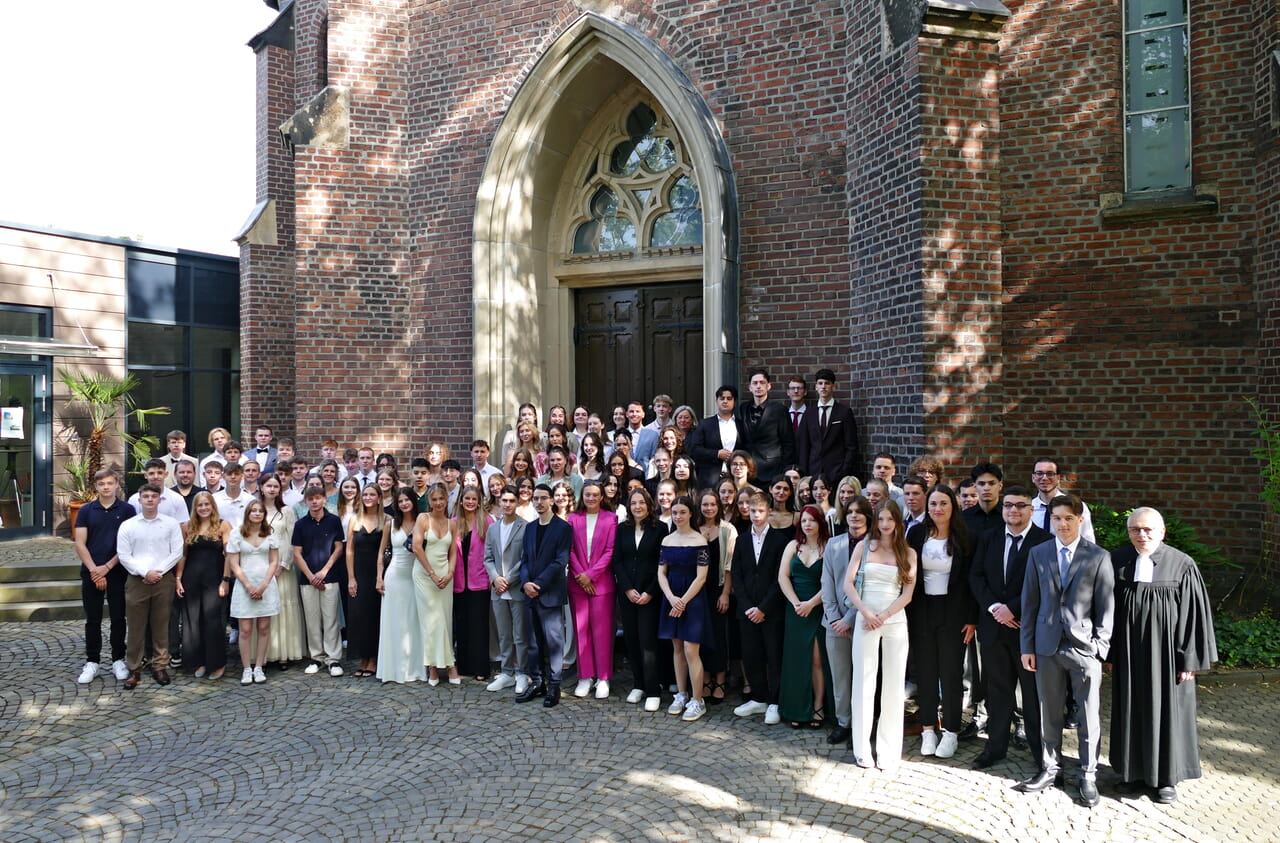 85 Schülerinnen und Schüler freuten sich über ihr bestandenes Abitur. Mit ihnen freuten sich Superintendent Peter-Thomas Stuberg, Schulleiterin Beate Brinkmann und das Jahrgangsstufen-Begleitteam Renate Brenner, David Stieber und Thomas Gerding.