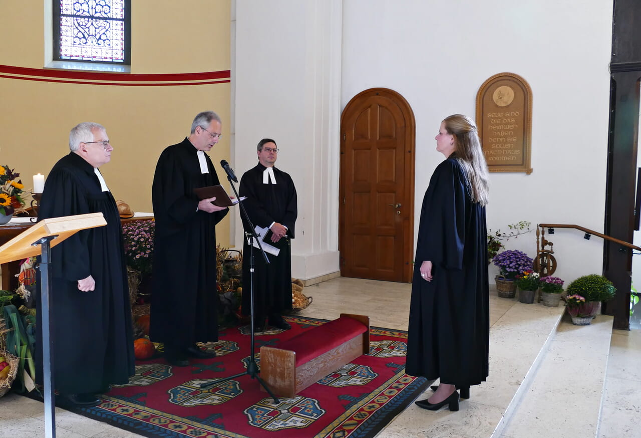 Der theologische Vizepräsident der Evangelischen Kirche von Westfalen, Ulf Schlüter, führte Kerstin Grünert in ihr Amt als Superintendentin ein. Ihm zur Seite standen die Assistenten Peter-Thomas Stuberg und Jaime Jung.