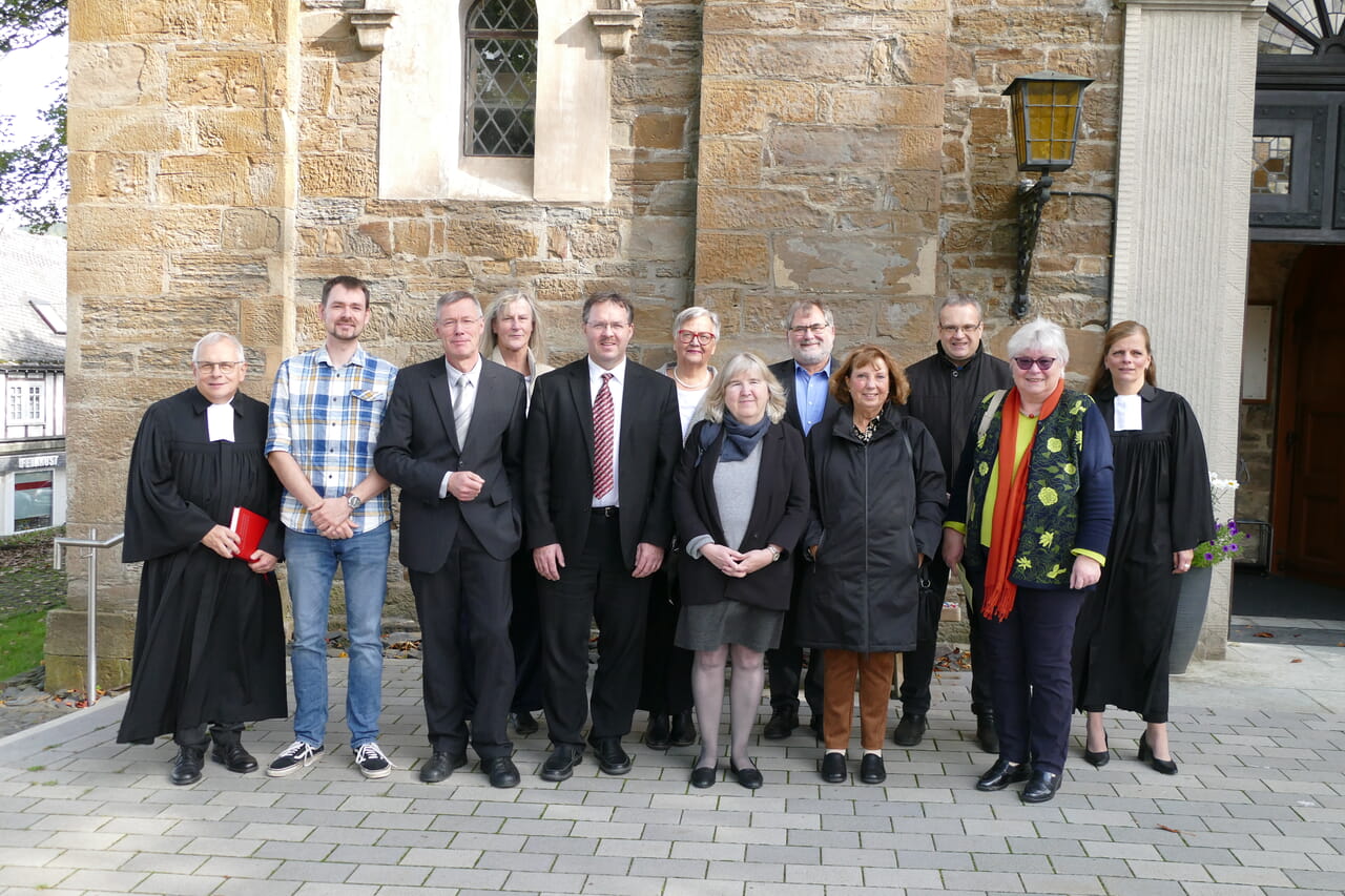 Im Rahmen des Gottesdienstes wurde auch der Bevollmächtigtenausschuss verabschiedet, der den Kirchenkreis seit seiner Vereinigung 2023 übergangsweise leitete.