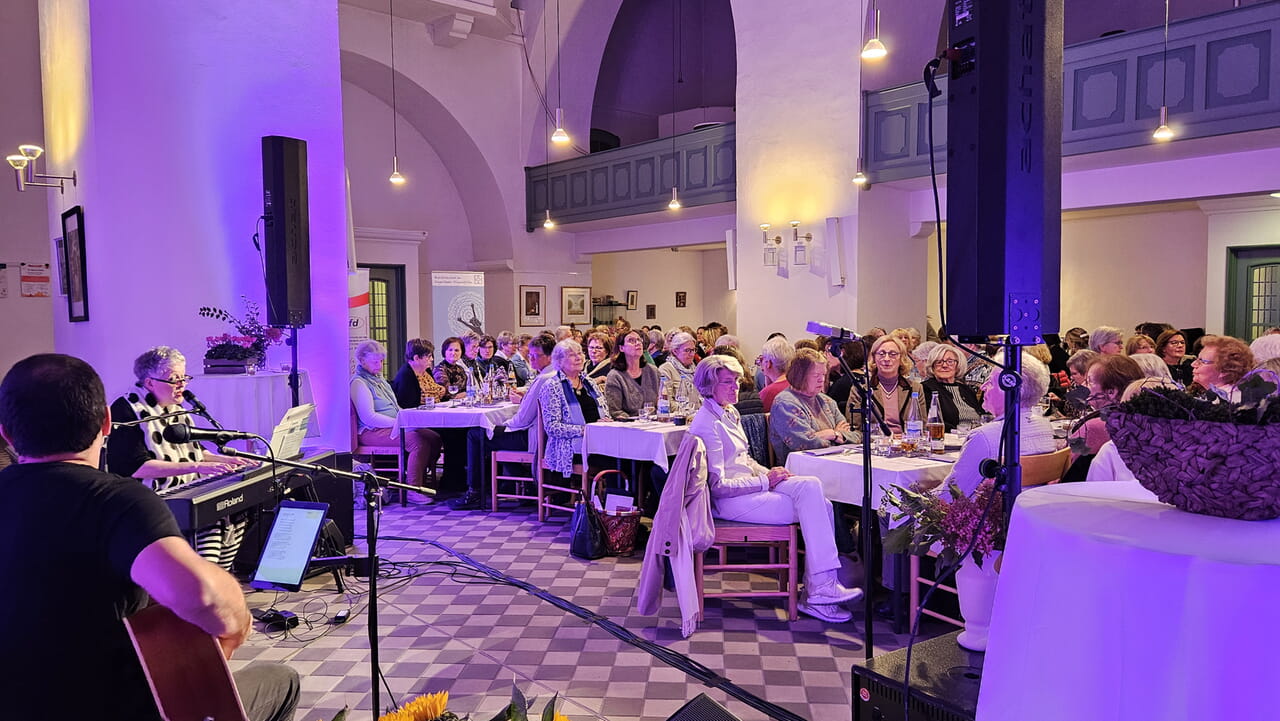 Beim zweiten Siegener Frauenmahl wurde die Martinikirche zum Schauplatz eines festlichen Dinners - mit Musik von Bea Nyga und Ingo Steuter und auch mit inspirierenden Kurzreferaten.