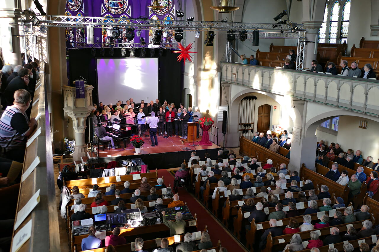 Über 400 Menschen waren zum Gottesdienst am ersten Advent in die Talkirche gekommen.