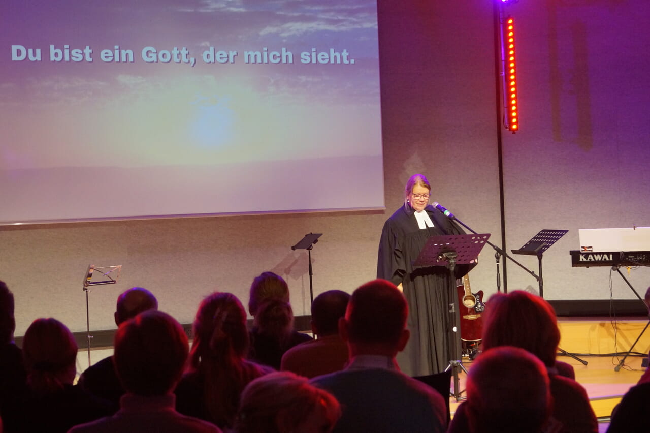 Gemeindepädagogin Juliane Hees-Kolb predigt zu "Du bist ein Gott, der micht sieht".