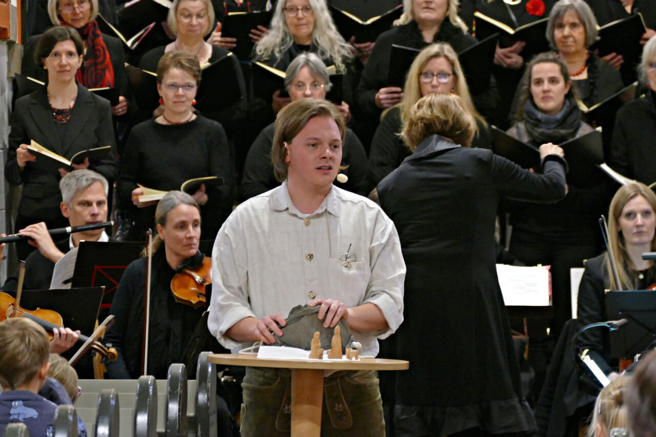 Als Krippenbauer führte Gerrit Schwan durch das Weihnachtsoratorium.