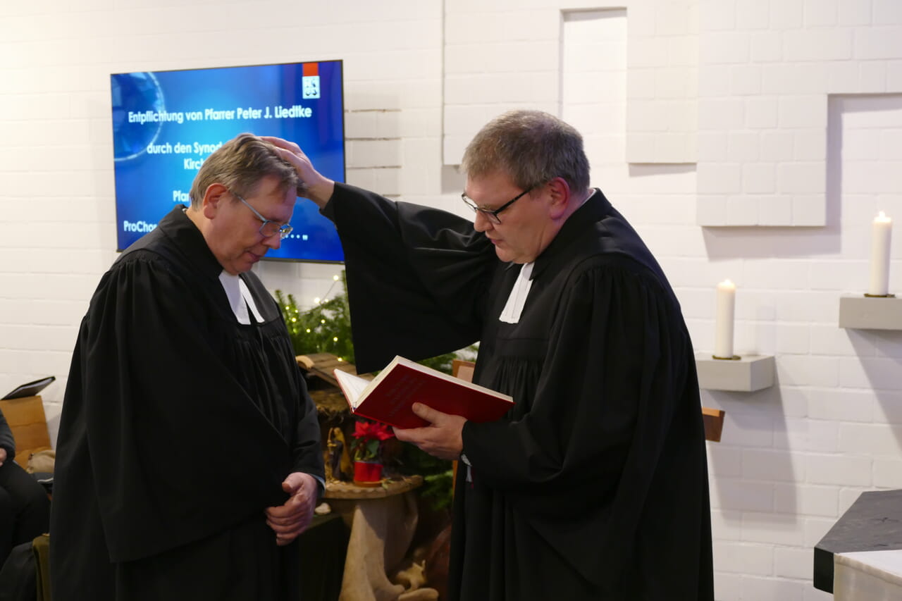 Synodalassessor Jochen Wahl (r.) entpflichtete Pfarrer Peter Liedtke von seinen Diensten und Aufgaben im Kirchenkreis und in der Kirchengemeinde Dorlar-Eslohe.