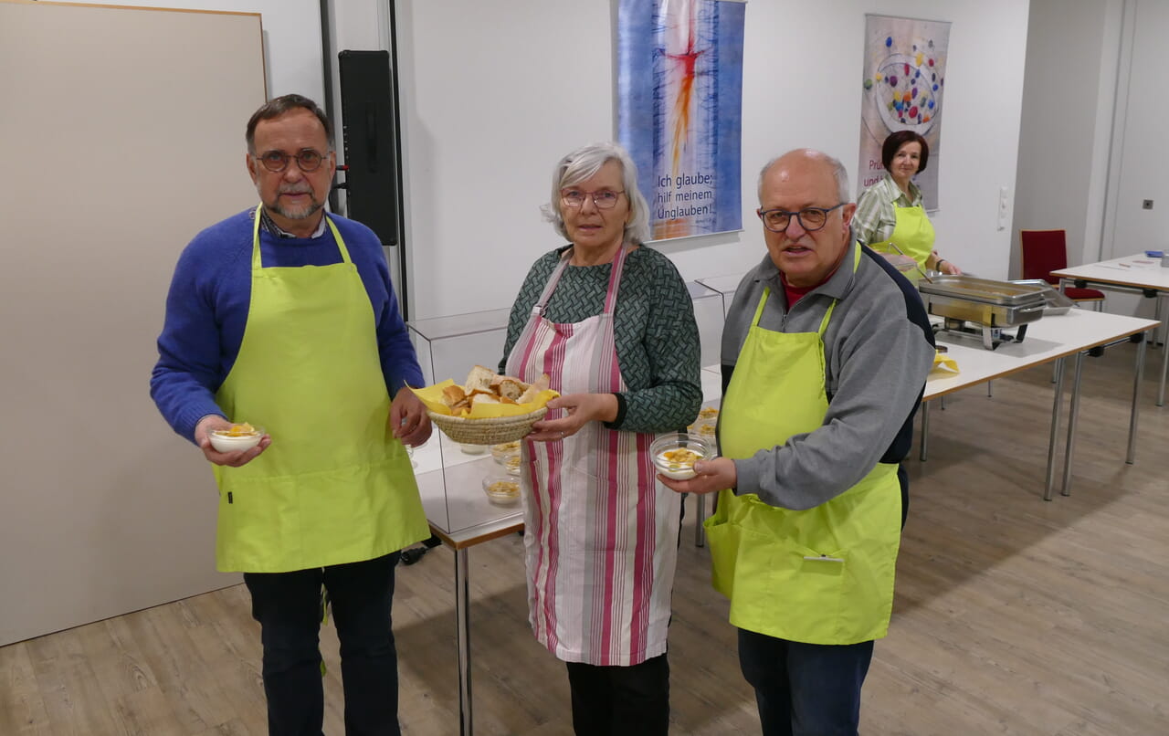 Thomas Völker, Elke Schwandt und Wolfgang Birkefeld (v.l.) engagieren sich seit vielen Jahren beim Klafelder Mittagstisch.