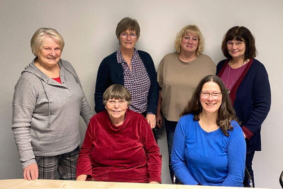 Synodaler Frauenausschuss (stehend v. l. n. r. Rita Pöhler, Simone Stahl, Christina Pfeifer, Maria Hüßler-Göbel, sitzend v. l. Gerhild Jung, Barbara Plümer, es fehlt Daniela Schäfer)